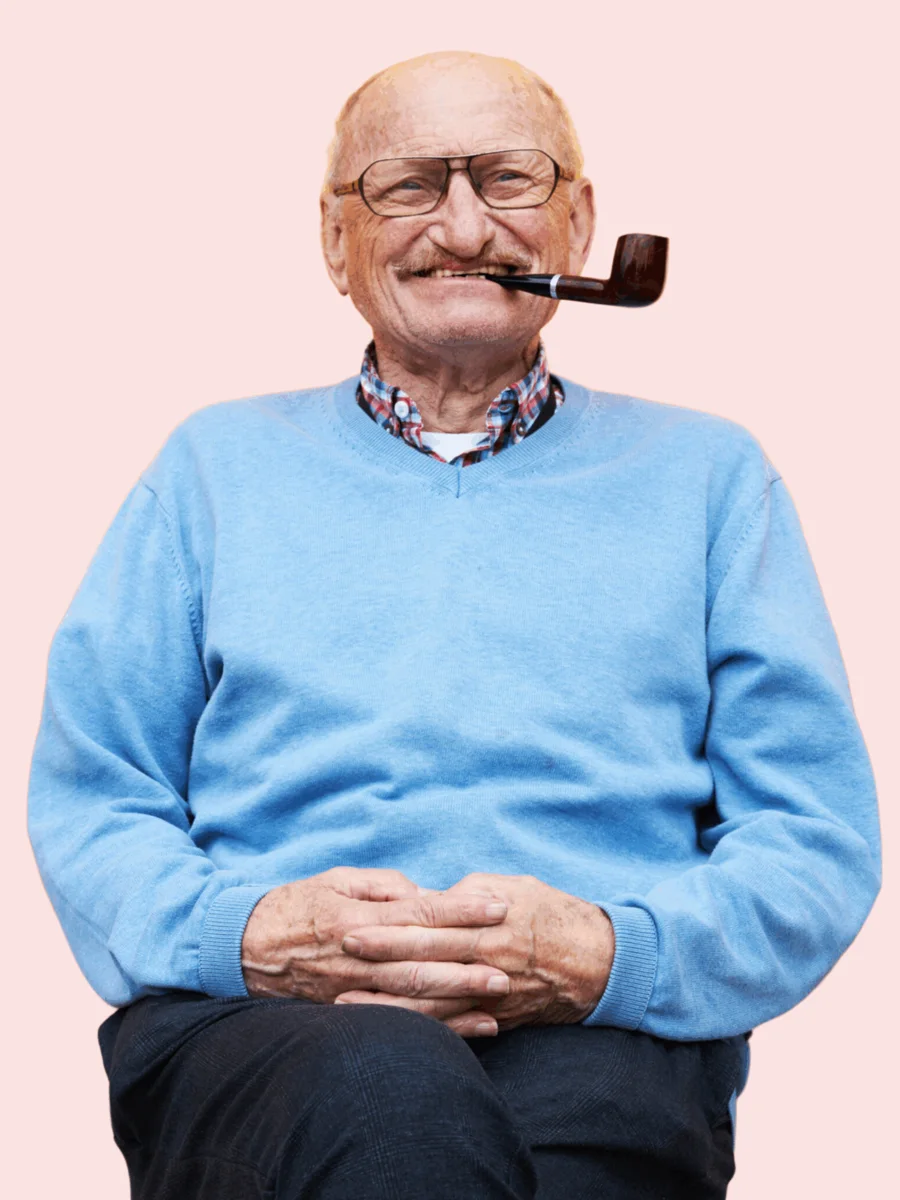 Lachende oudere man met pijp