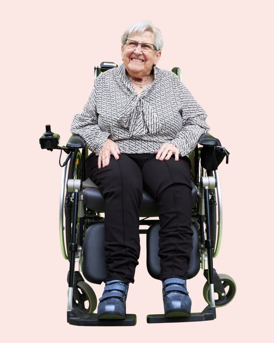 Oudere vrouw in rolstoel